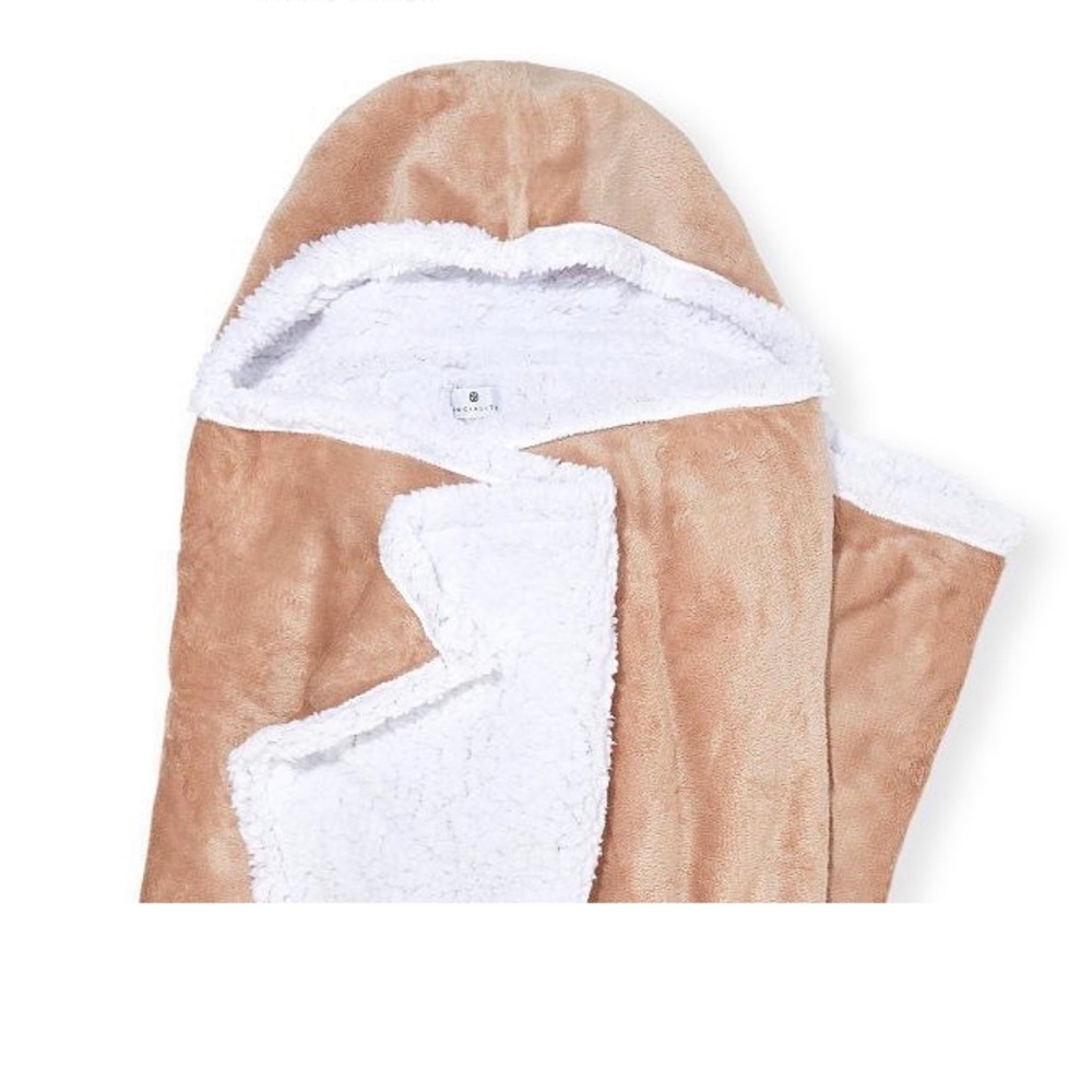 New in‎ Packaging SOCIALITE Hooded Sherpa Throw ($6o value)